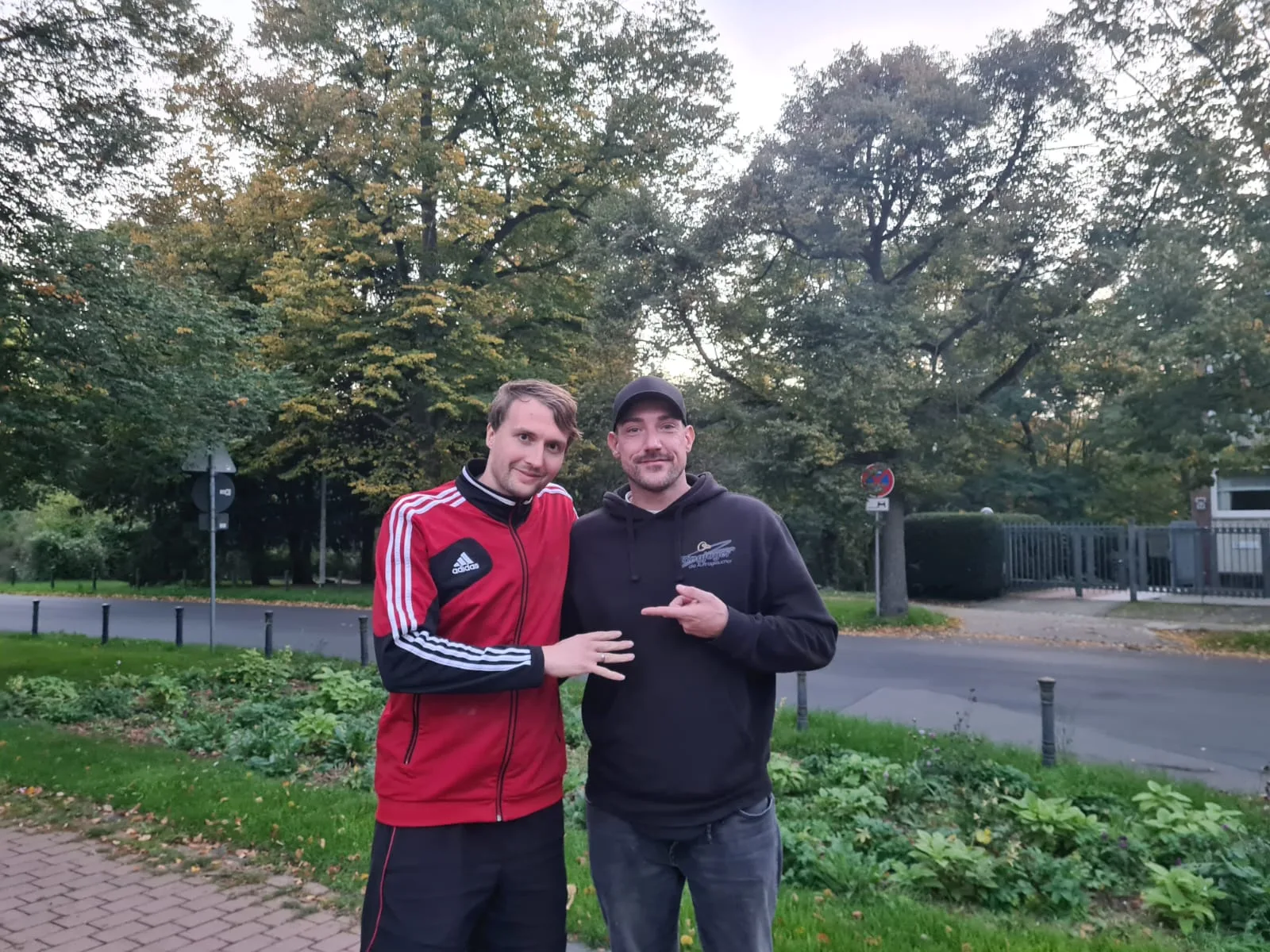 Auftraggeber hält den wiedergefundenen Ring nach gemeinsamer Suche